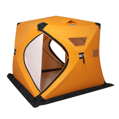 屋外のキャンプ テントを捜すバックパック
