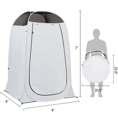 洗面所の屋外のキャンプ テントを現れなさい