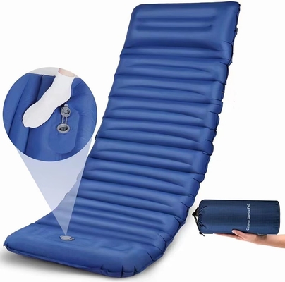 屋外の睡眠のマットの枕によってキャンプする膨脹可能な睡眠のパッドを膨脹させている自己のハイキング