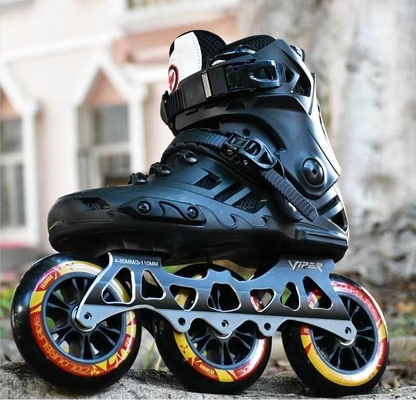 1つのローラー スケートPU材料に付き4つの車輪の黒い屋外スポーツプロダクト2つ